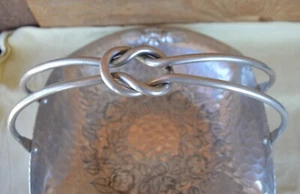 World Hand Forged Hammered Aluminum Basket Wreath of Roses Square Knot Handle - Picture 1 of 12