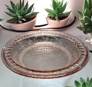 Plato para pastel de vidrio rosa pálido en relieve con laurel Anchor Hocking 9,25" borde estriado - Imagen 1 de 8