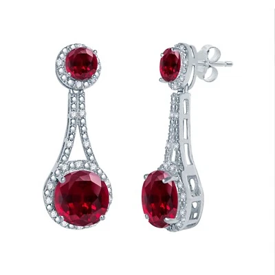 Pendientes colgantes enchapados en oro blanco de 14 k rubí creado en laboratorio de corte redondo de 9 quilates para mujer Foto 1 de 4