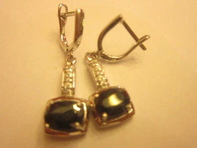 Plata de ley con zafiro negro corte ovalado en montura forma cuadrada Foto 1 de 3