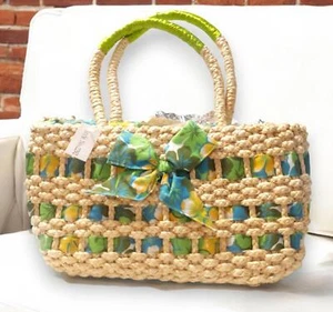 Elegante bolso de mano tejido de paja con detalles de tela vibrante - Imagen 1 de 14