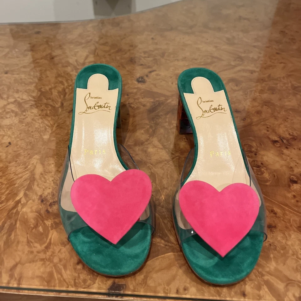 Christian Louboutin 35 Tacones Gatito Gamuza Irlandesa. Verde profundo con corazones rosados Foto 1 de 4