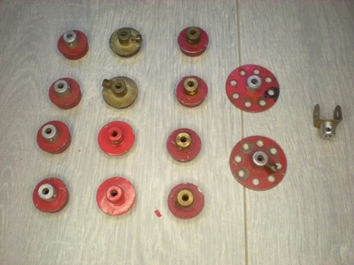 MECCANO LOT 12 ROUES A BOUDIN PETITES ROUGE MOYEU ALU ANCIENNES + divers - Photo 1/4