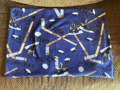 Funda de almohada estándar de lana hecha a mano para niños azul hockey disco palo deporte de invierno Foto 1 de 2