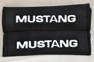 2 pcs (1 PAIR) Mustang Embroidery Seat Belt Cover Shoulder Pads (White on Black) - Foto 1 di 1