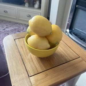 Five realistic looking lemons with matching yellow dish - Picture 1 of 10