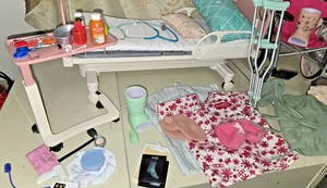 Lote médico de hospital American Girl & Our Generation cama silla de ruedas con ruedas vestidos - Imagen 1 de 12