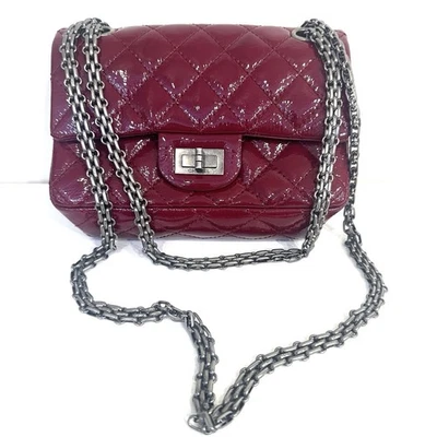 AUTÉNTICO Bolso Chanel Reedición 2.55 Solapa Acolchado Charol Arrugado - Rojo Oscuro Foto 1 de 4