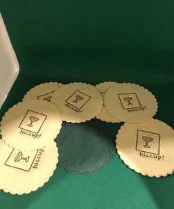 VINTAGE SCHLUCKAUF GETRÄNK UNTERSETZER 9 CREMEFARBEN 1 UNI GRÜN SIEHE FOTOS  - Bild 1 von 3