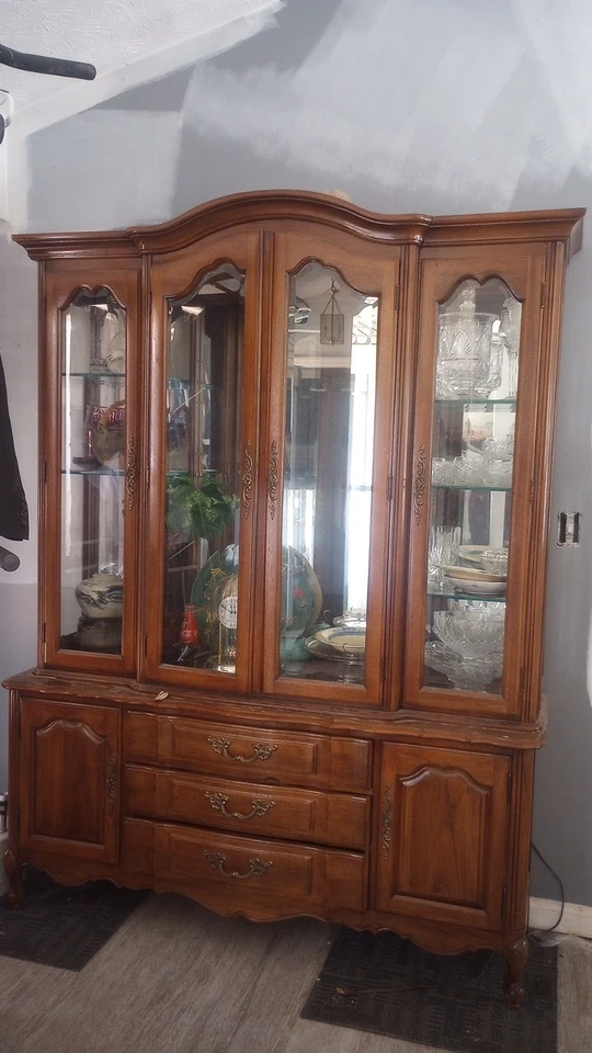 China Cabinet, it's 2piece with glass inside of it. It's used but in good condit - Image 1 of 1