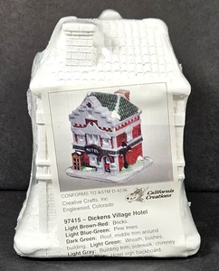 NEU California Creations Dickens Village Hotel 97415 fertig zum Bemalen Weihnachten - Bild 1 von 6