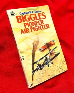 CAPTAIN W. E. JOHNS BIGGLES PIONEER AIR FIGHTER VINTAGE PAPERBACK - Picture 1 of 2