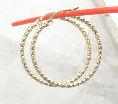 Серьги-кольца круглые блестящие с бриллиантовой огранкой 2 мм X 30 мм настоящее желтое золото 10 карат - Изображение 1 из 4