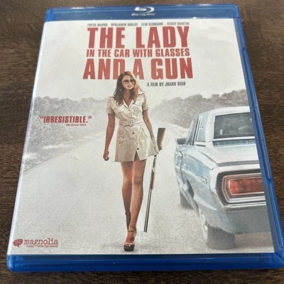 The Lady in the Car With Glasses and a Gun Foto 1 de 3