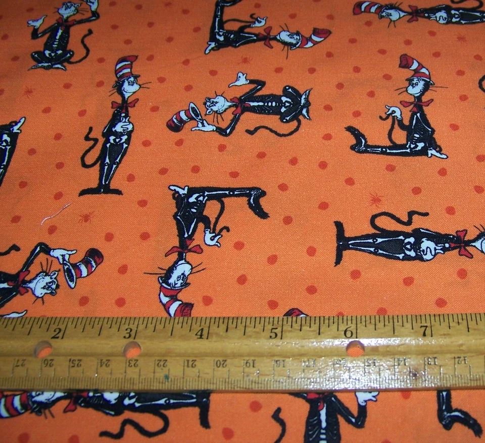 1 yarda DR SEUSS GATO EN EL SOMBRERO ESQUELETO en NARANJA 100% Tela Algodón HALLOWEEN Foto 1 de 1