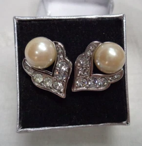 Vtg Estate Jewelry Silvertone MONET Faux Pearl Rhinestone Clip On Earrings 9/16" - Picture 1 of 4