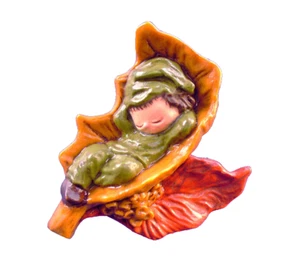 Broche Hallmark PIN Acción de Gracias Vintage PIXIE Baby ELF Sleeping LEAF 1978 - Imagen 1 de 2