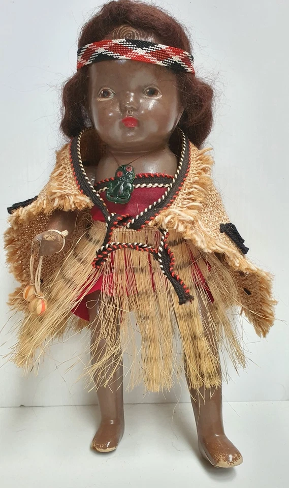 Muñeca de composición confiable en vestido tradicional maorí c1948-55 hecha en Canadá A/F Foto 1 de 4