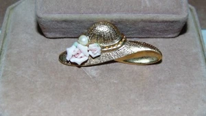 VINTAGE GOLDFARBENER HUT MIT ROSA ROSE UND KUNSTPERLEN BROSCHE ANSTECKNADEL - Bild 1 von 5