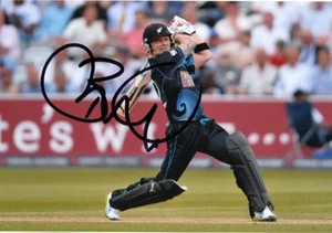 NUEVA ZELANDA CRICKET: BRENDON McCULLUM FIRMADO 6x4 ODI FOTO DE ACCIÓN + CERTIFICADO DE AUTENTICIDAD - Imagen 1 de 1