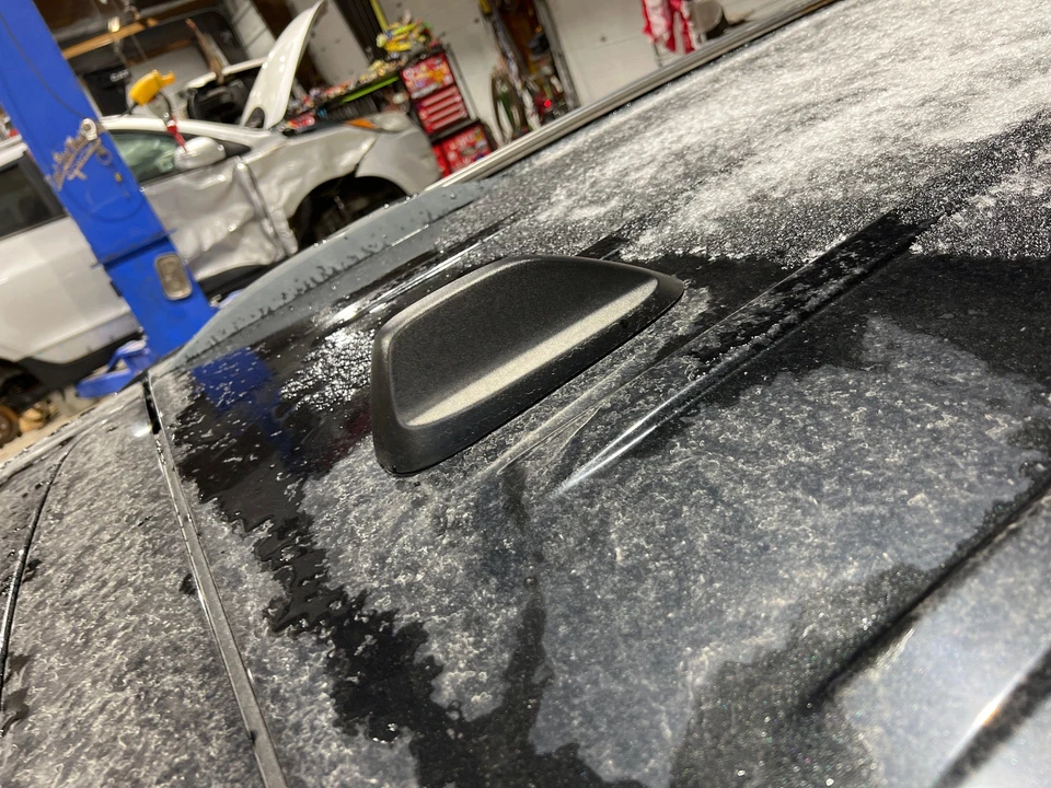 2014 - 2015 Jeep Grand Cherokee Black Roof Mounted GPS Antenna Mast - Image 1 of 1