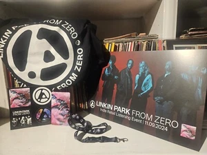 LINKIN PARK DA ZERO ASCOLTO EVENTO PROMO T-SHIRT POSTER ADESIVO CORDINO - Foto 1 di 12