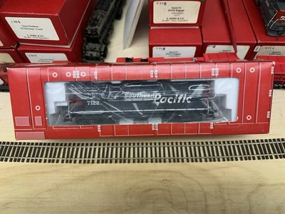 Atlas Redbox Southern Pacific GP-40 #7122 NOS - Image 1 of 4
