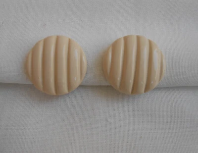 ORECCHINI TRIFARI  tondi in lucite beige a clip - Immagine 1 di 3