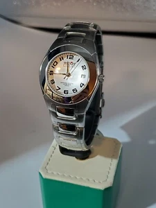 Sector 770 Datum Schweizer Uhrwerk Silber Zifferblatt Saphirglas Damenuhr  - Bild 1 von 12