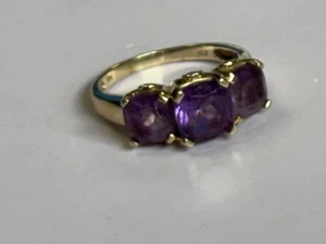 Anillo de 3 piedras púrpura amatista oro amarillo 10k ~ tamaño 6,5 ~ 3,6 gramos ~ LEER DESCRIPCIÓN  - Imagen 1 de 14