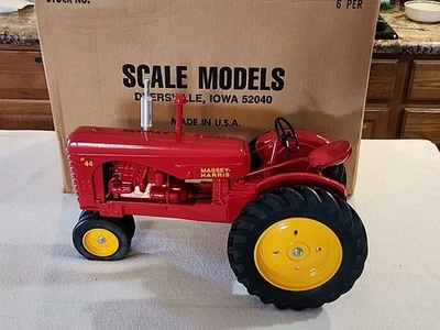 TRATTORE ERTL SCALA 1/8 MODELLINI MASSEY HARRIS 44 con scatola spedizione ottimo  - Immagine 1 di 4
