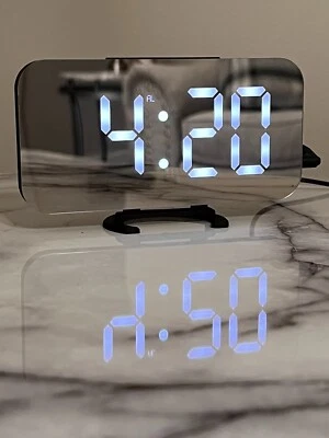 Золотой современный светодиодный зеркальный будильник - гладкий дизайн, регулируемая яркость, домашний декор - Изображение 1 из 4