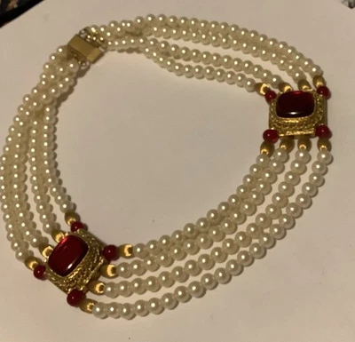 Perla blanca cultivada multihilo con detalles rojos y dorados (1761) Foto 1 de 4