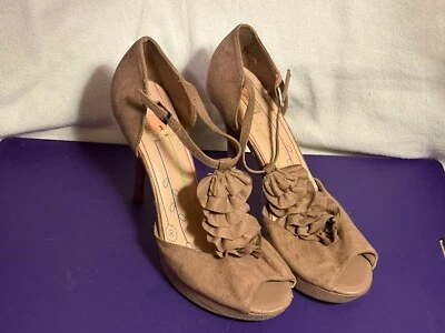 Tacones Olsenboye bronceados con volantes Foto 1 de 4