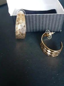 PENDIENTES DE ACERO QUIRÚRGICO PERFORADO AVON DE COLECCIÓN GOLDEN TREASURES NUEVO DE LOTE ANTIGUO - Imagen 1 de 1