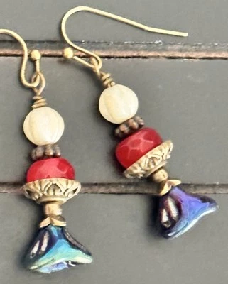 Pendientes Campana de Cristal Checo Bronce, Marfil, Jade Rojo y Brillo Azul. Foto 1 de 4