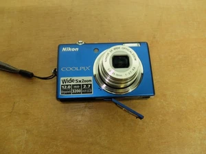 Nikon COOLPIX S570 12MP Digital Camera 2.7" LCD Spares/Repair (B1R2) W12 - Picture 1 of 2