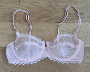 Sujetador Victoria's Secret 34B Rosa 3 Partes Demi Taza de Encaje Sin Forrar Floral Embr UW Usado en Excelente Condición - Imagen 1 de 3