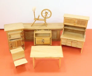 LOTE DE 7 PIEZAS CASA DE MUÑECAS MUEBLES MINIATURA SALA/ESTUDIO COLOR NOGAL - Imagen 1 de 7