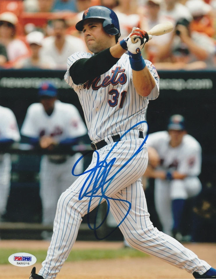 MIKE PIAZZA  NEW YORK METS  PSA AUTHENTICATED  ACTION SIGNED 8x10 - Image 1 of 1