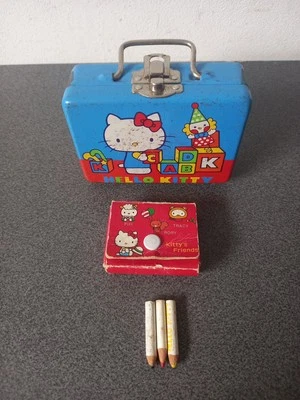 VINTAGE BOITE METAL HELLO KITTY +PETITE BOITE CARTON + CRAYONS SANRIO 1976 JAPAN - Photo 1/4