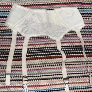 Vintage 70’s NOS Camille White Lace Embroidered Garter Belt Metal Clips sz 22 - Bild 1 von 7