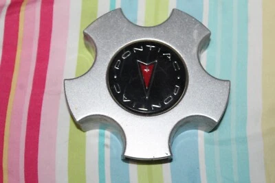 '01-'02 PONTIAC AZTEK, TAPA USADA, LOGO ROJO Y CROMO PONTIAC, 4-1/2", 6545 Foto 1 de 4