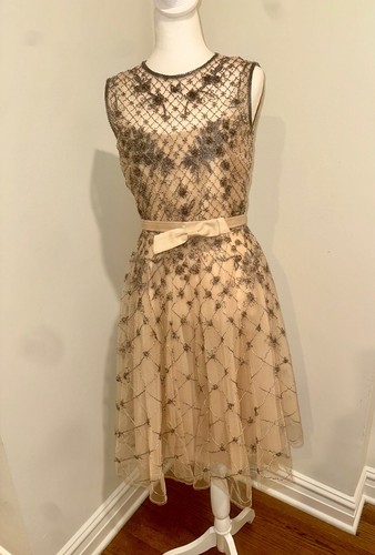 Bellissimo Abito Valentino Blush con Intricate Perline in Metallo Taglia 42