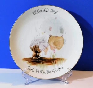 Precious Moments 7" Plate & Stand 1988 Enesco Blessed Are the Pure in Heart Gold - Picture 1 of 14
