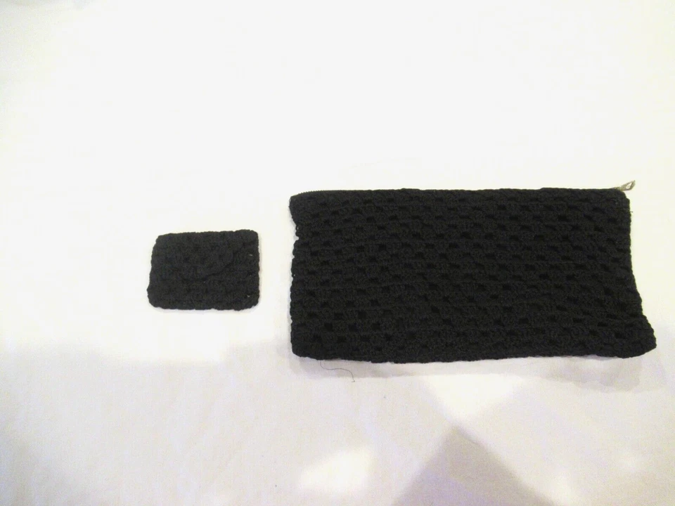 Bolso de Cosméticos Negro Crochet Completamente Forrado y Monedero a Juego, c. Años 70 Foto 1 de 4