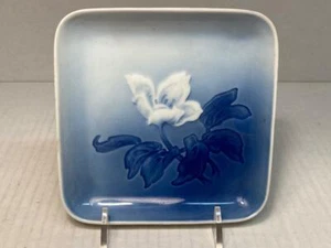 Plato de joyería B&G Bing & Grondahl Dinamarca flor caramelo nuez 5" cuadrado BUEN ESTADO - Imagen 1 de 6