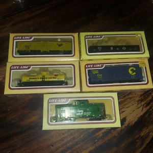 HO Scale Group of 5 Life Like Box Car, Caboose, Tanker, Gondola & Cattle Car - Bild 1 von 17