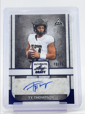 TY THOMPSON 2022 LEAF ULTIMATE DRAFT ROOKIE NAVY RC AUTO /75 Q3917 - Image 1 of 2