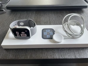 Apple Watch Series SE GPS+LTE avec boîtier en aluminium argenté 44 mm et bracelet sport gris - Photo 1 sur 19